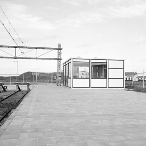 166232 Gezicht op het nieuwe plaatskaartengebouwtje van het N.S.-station Hoek van Holland Strand te Hoek van Holland.